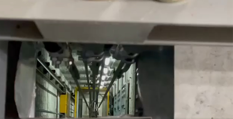 車廂往下撞擊坑底緩衝器